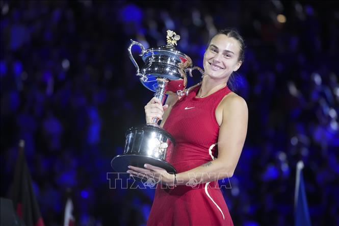 Tay vợt Belarus Aryna Sabalenka nâng cao Cúp vô địch Australia Open 2024 tại Melbourne. Ảnh: THX/TTXVN