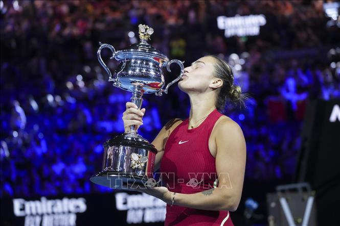 Tay vợt Belarus Aryna Sabalenka nâng cao Cúp vô địch Australia Open 2024 tại Melbourne. Ảnh: THX/TTXVN