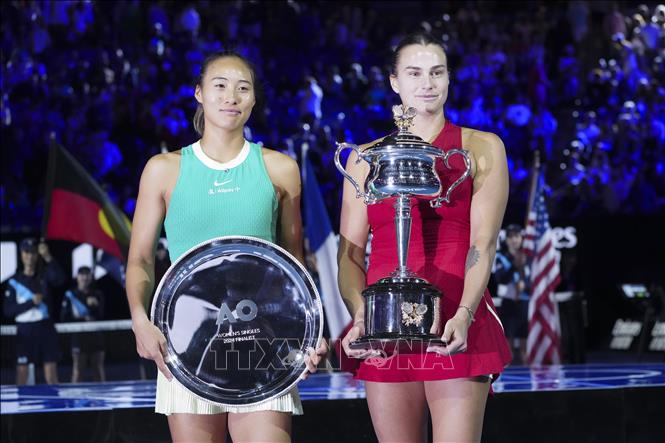 Tay vợt Belarus Aryna Sabalenka (phải) giành Cúp vô địch và tay vợt Trung Quốc Zheng Qinwen giành đĩa bạc tại Australia Open 2024 ở Melbourne. Ảnh: THX/TTXVN