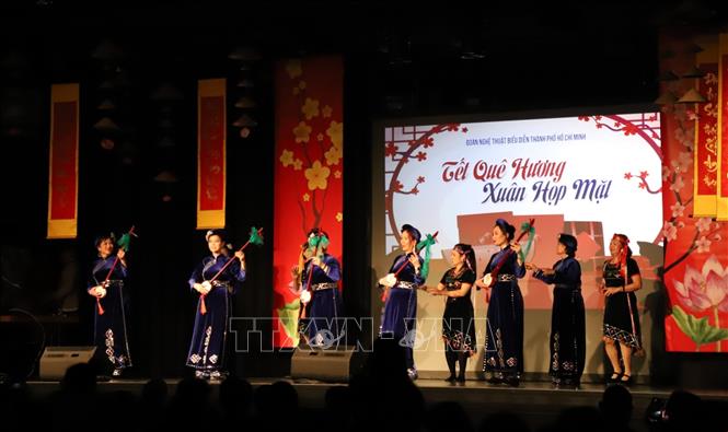 Tiết mục biểu diễn của CLB Nghệ thuật Hương đồng nội của Hội người Việt tại Mainz. Ảnh: Thu Hằng - PV TTXVN tại Đức
 
 