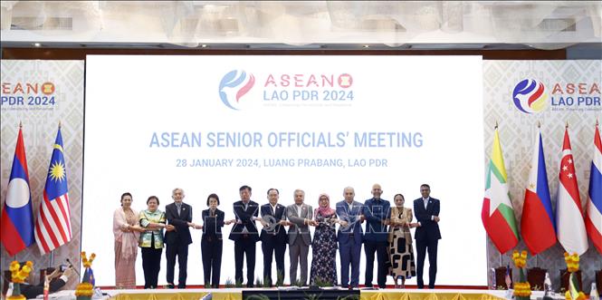 Các trưởng đoàn dự Hội nghị chụp ảnh chung. Ảnh: Phạm Kiên - PV TTXVN tại Lào