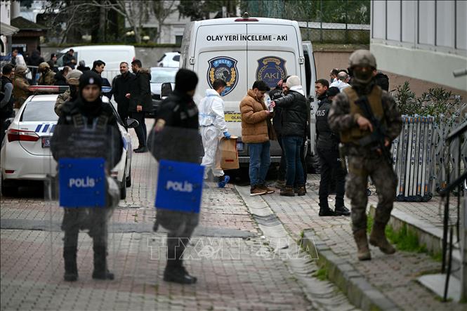 Cảnh sát và xe cứu thương được triển khai tại khu vực nhà thờ ở thành phố Istanbul, Thổ Nhĩ Kỳ sau vụ tấn công ngày 28/1/2024. Ảnh: AFP/TTXVN