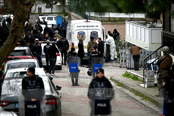 Cảnh sát được triển khai tại khu vực nhà thờ ở thành phố Istanbul, Thổ Nhĩ Kỳ sau vụ tấn công ngày 28/1/2024. Ảnh: AFP/TTXVN
