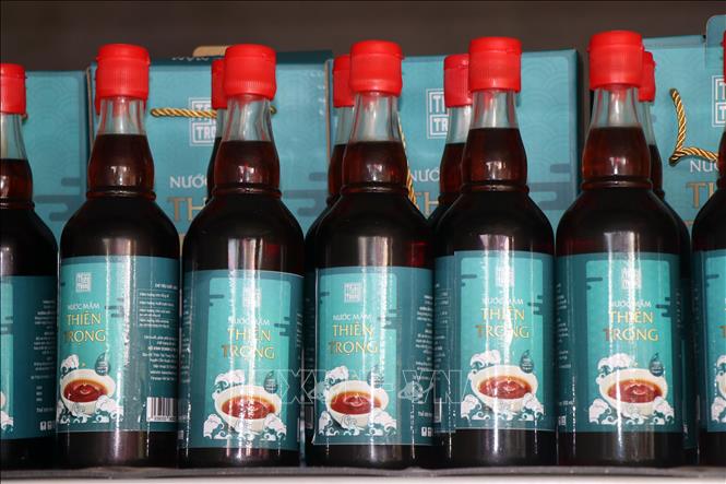Sản phẩm nước mắm của cơ sở sản xuất Thiên Trọng ở huyện Cẩm Xuyên (Hà Tĩnh). Ảnh: Hữu Quyết - TTXVN 