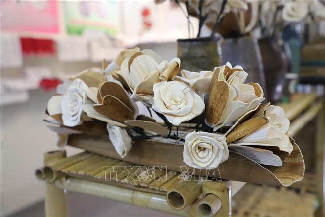Flowers made from areca spathes by a Vietnamese business are on display at the Ambiente Frankfurt 2024. VNA Photo: Thu Hằng 