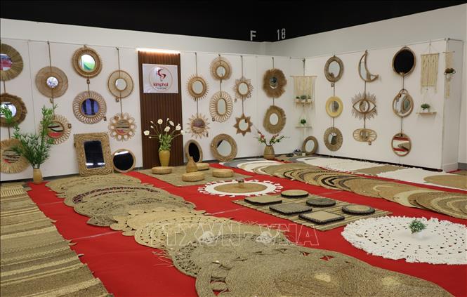 A space introducing sedge mats of the northern province of Ninh Binh at the Ambiente Frankfurt 2024. VNA Photo: Thu Hằng 