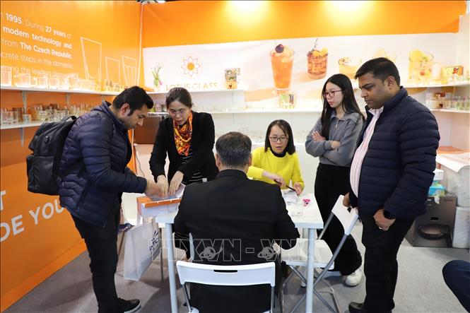Visitors are interested in products of Viet-Tiep Crystal Co. Ltd at the Ambiente Frankfurt 2024. VNA Photo: Thu Hằng 