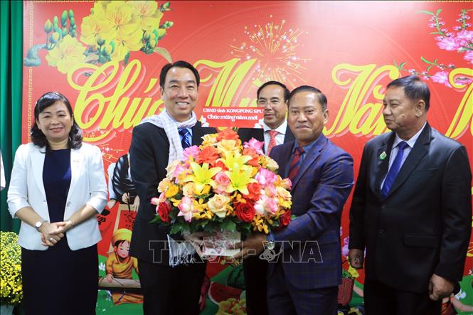 Tỉnh trưởng tỉnh Kampong Speu Vei Samnang tặng hoa chúc Tết Chủ tịch UBND tỉnh Vĩnh Long Lữ Quang Ngời. Ảnh: Phạm Minh Tuấn-TTXVN.