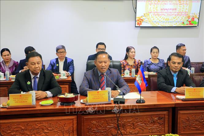 Tỉnh trưởng tỉnh Kampong Speu Vei Samnang chúc Tết tại UBND tỉnh Vĩnh Long. Ảnh: Phạm Minh Tuấn-TTXVN.