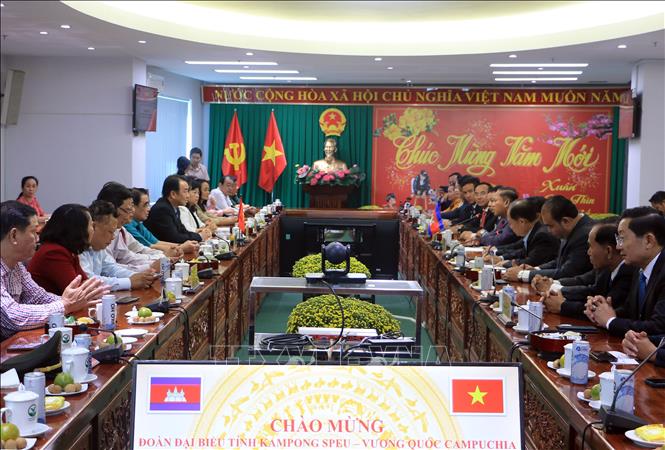 Đoàn đại biểu tỉnh Kampong Speu (Campuchia) chúc Tết tại UBND tỉnh Vĩnh Long. Ảnh: Phạm Minh Tuấn-TTXVN.