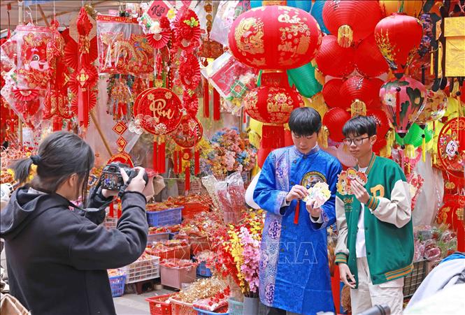 Nam thanh, nữ tú lưu lại những khoảnh khắc đáng nhớ. Ảnh: Trần Việt - TTXVN