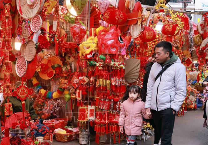 Phố Hàng Mã rực đỏ đồ trang trí Tết. Ảnh: Trần Việt - TTXVN