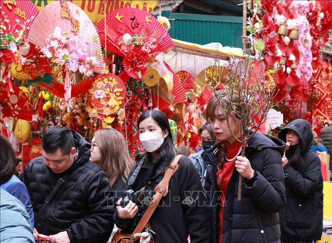 Du khách tham quan chợ Tết phố cổ Hà Nội. Ảnh: Trần Việt - TTXVN