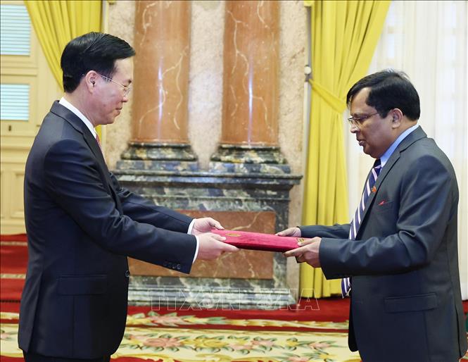 Chủ tịch nước Võ Văn Thưởng tiếp nhận Quốc thư của Đại sứ Bangladesh Mohammad Lutfor Rahman. Ảnh: Thống Nhất – TTXVN
