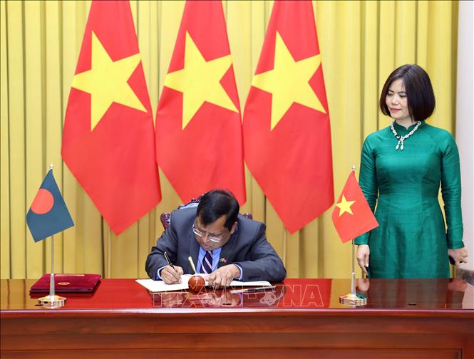 Đại sứ Bangladesh Mohammad Lutfor Rahman viết lưu bút. Ảnh: Thống Nhất – TTXVN