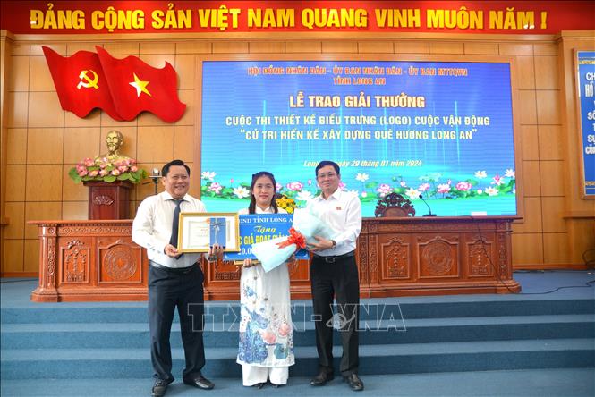 Lãnh đạo tỉnh Long An trao giải cho tác giả Bùi Võ Thanh Hằng. Ảnh: Bùi Giang - TTXVN
