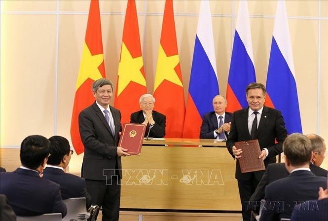 Tổng Bí thư Nguyễn Phú Trọng và Tổng thống Vladimir Putin chứng kiến Lễ ký Bản ghi nhớ giữa Bộ KH&CN với Tập đoàn Năng lượng Nguyên tử Quốc gia Nga (Rosatom) về định hướng dư luận đối với dự án Trung tâm Khoa học và Công nghệ hạt nhân (2018). Ảnh: Trí Dũng - TTXVN