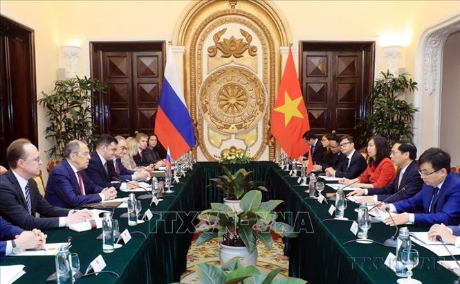 Bộ trưởng Ngoại giao Bùi Thanh Sơn hội đàm với Bộ trưởng Ngoại giao Liên bang Nga Sergey Lavrov sang thăm Việt Nam đúng thời điểm 10 năm thiết lập quan hệ Đối tác chiến lược toàn diện giữa hai nước (2022). Ảnh: Lâm Khánh - TTXVN