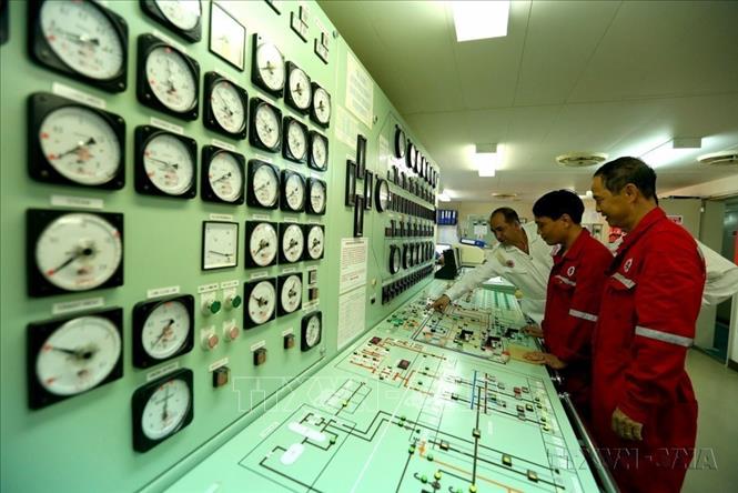 Chuyên gia Nga và Việt Nam tại phòng điều khiển nhận và xuất dầu trên tàu Vietsovpetro – 01. Ảnh: Huy Hùng – TTXVN 
