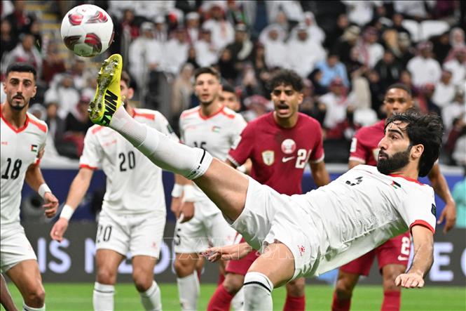 Hậu vệ Palestine Mohammed Saleh (phía trước) nỗ lực kiểm soát bóng trong trận đấu. Ảnh: AFP/TTXVN