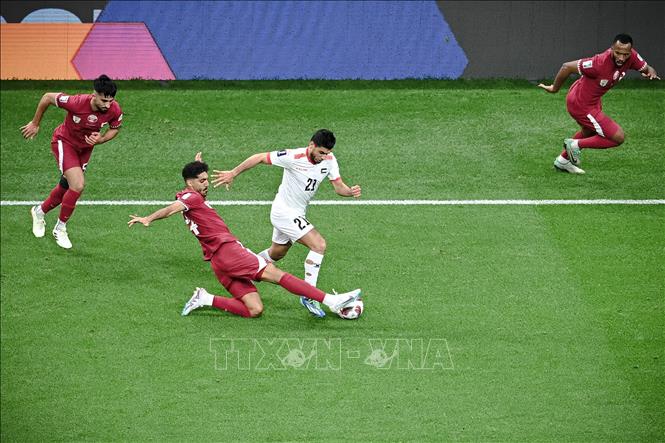Tiền đạo Palestine Islam Batran (số 21) đi bóng qua các tuyển thủ Qatar. Ảnh: THX/TTXVN