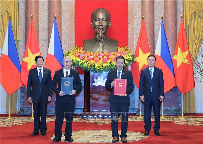 Chủ tịch nước Võ Văn Thưởng và Tổng thống Ferdinand Marcos Jr. chứng kiến trao văn kiện Chương trình hợp tác văn hóa giữa Bộ Văn hóa, Thể thao và Du lịch Việt Nam và Ùy ban Quốc gia về Văn hóa và Nghệ thuật Philippines giai đoạn 2024 - 2029. Ảnh: Thống Nhất – TTXVN
