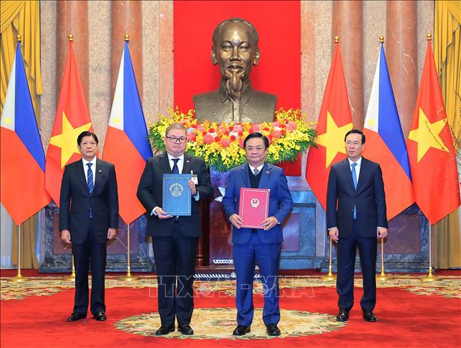 Chủ tịch nước Võ Văn Thưởng và Tổng thống Ferdinand Marcos Jr. chứng kiến trao Bản ghi nhớ giữa Bộ Nông nghiệp và Phát triển nông thôn Việt Nam và Bộ Nông nghiệp Philippines về hợp tác nông nghiệp và các lĩnh vực liên quan. Ảnh: Thống Nhất – TTXVN
