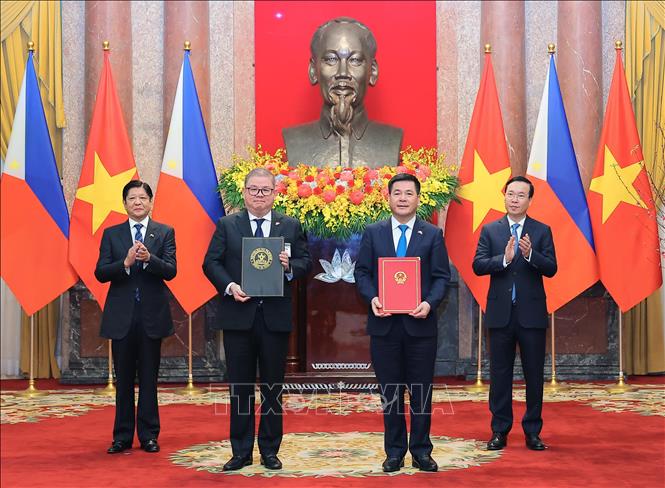 Chủ tịch nước Võ Văn Thưởng và Tổng thống Ferdinand Marcos Jr. chứng kiến trao Bản ghi nhớ giữa Bộ Công Thương Việt Nam và Bộ Nông nghiệp Philippines về hợp tác thương mại gạo. Ảnh: Thống Nhất – TTXVN
