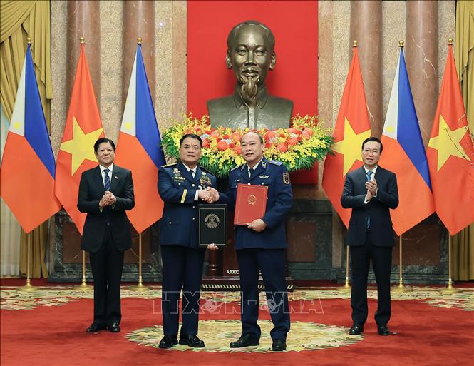 Chủ tịch nước Võ Văn Thưởng và Tổng thống Ferdinand Marcos Jr. chứng kiến trao Bản ghi nhớ về hợp tác Biển giữa Cảnh sát biển Việt Nam và Lực lượng Bảo vệ bờ biển Philippines. Ảnh: Thống Nhất – TTXVN
