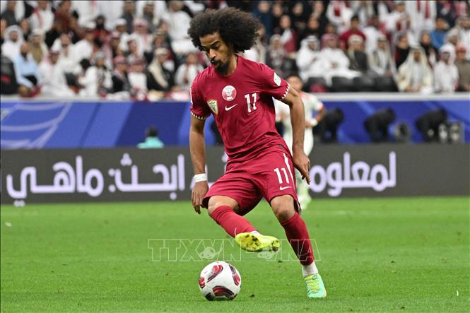Tiền đạo Qatar Akram Afif (số 11) kiểm soát bóng trong trận đấu. Ảnh: AFP/TTXVN