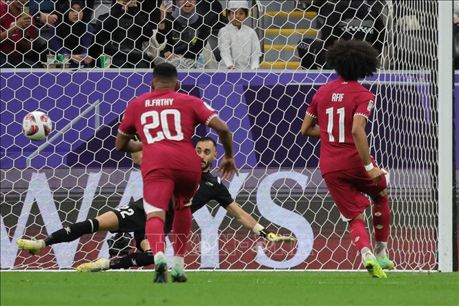 Tiền đạo Qatar Akram Afif (số 11) ghi bàn từ chấm phạt đền vào lưới thủ thành Palestine Rami Hamadeh. Ảnh: AFP/TTXVN
