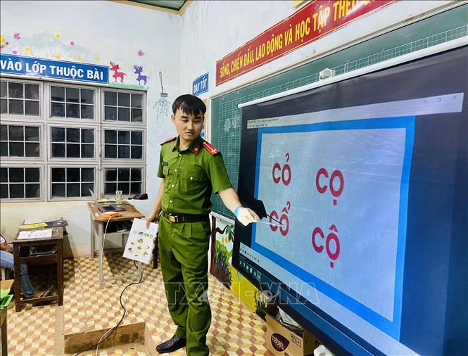 Trung uý Lê Tuấn Thành dạy chữ tại lớp học tình thương. Ảnh: TTXVN phát