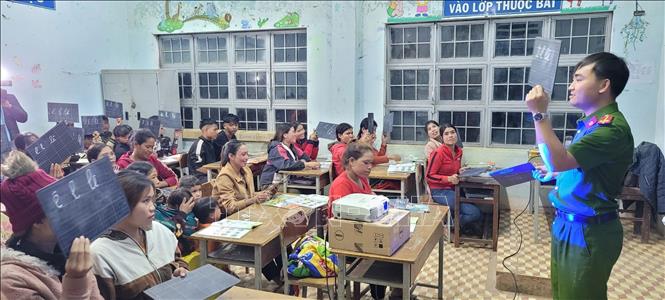 Lớp học tình thương tại làng Kret Krot, xã H’Ra, huyện Mang Yang, tỉnh Gia Lai. Ảnh: TTXVN phát