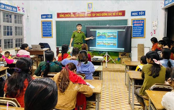 Lớp học tình thương do đích thân Trung uý Lê Tuấn Thành giảng dạy. Ảnh: TTXVN phát