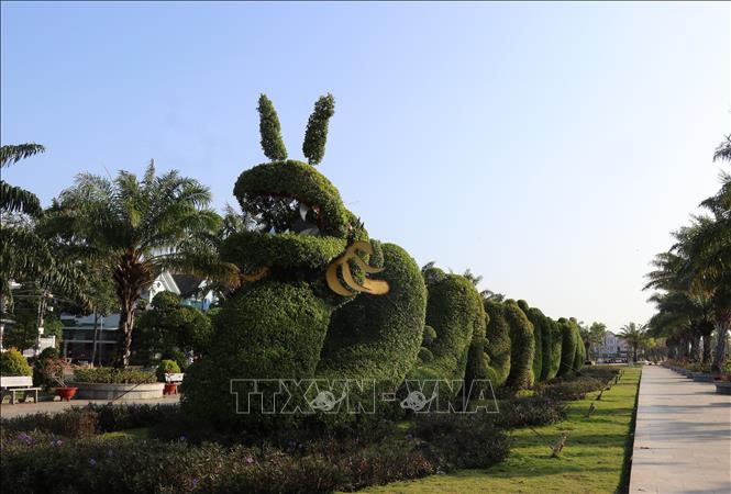 Linh vật “Rồng xanh” đón Tết cổ truyền của dân tộc 2024 tại khu vực Trung tâm sinh hoạt cộng đồng thành phố Rạch Giá (Kiên Giang). Ảnh: Lê Huy Hải - TTXVN