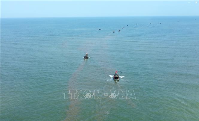 Những tốp tàu, thuyền của nghiệp đoàn nghề cá các xã Diễn Bích, Diễn Ngọc vươn khơi. Ảnh: TTXVN phát 