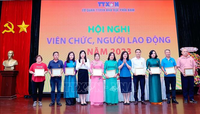 Bà Đỗ Thị Trang, Phó Bí thư chuyên trách Đảng ủy TTXVN và bà Nguyễn Thị Sự, Phó Tổng Giám đốc TTXVN trao Kỷ niệm chương 