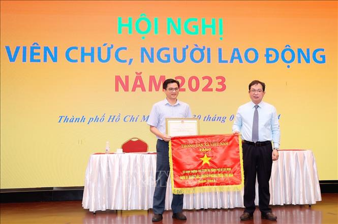Ông Nguyễn Tuấn Hùng, Phó Bí thư Đảng ủy, Phó Tổng Giám đốc TTXVN trao Cờ thi đua TTXVN năm 2023 cho Cơ quan thường trú TTXVN tại Thành phố Hồ Chí Minh. Ảnh: TTXVN phát