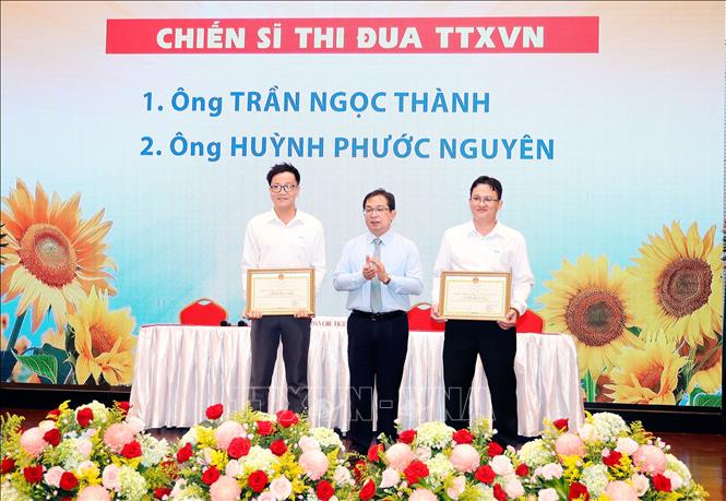 Ông Nguyễn Tuấn Hùng, Phó Bí thư Đảng ủy, Phó Tổng Giám đốc TTXVN trao tặng Danh hiệu Chiến sỹ thi đua TTXVN năm 2023 cho các cá nhân của Công ty ITAXA. Ảnh: An Hiếu - TTXVN 