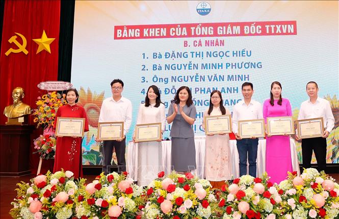 Bà Nguyễn Thị Sự, Phó Tổng Giám đốc TTXVN trao Bằng khen của Tổng Giám đốc TTXVN cho các cá nhân của Công ty ITAXA. Ảnh: An Hiếu - TTXVN