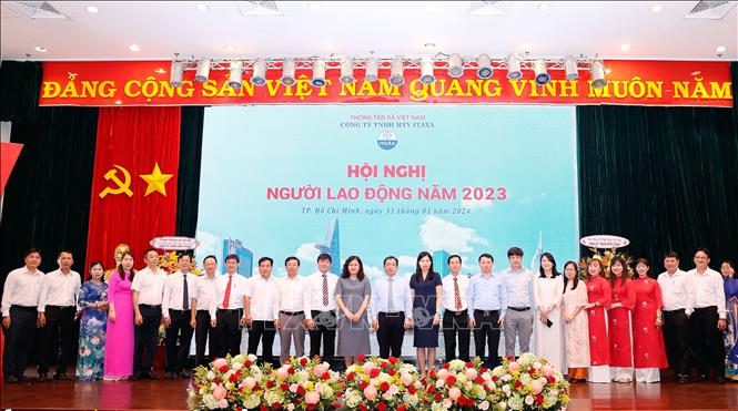 Ban lãnh đạo TTXVN cùng với cán bộ, viên chức và người lao động Công ty ITAXA chụp ảnh lưu niệm. Ảnh: An Hiếu - TTXVN 