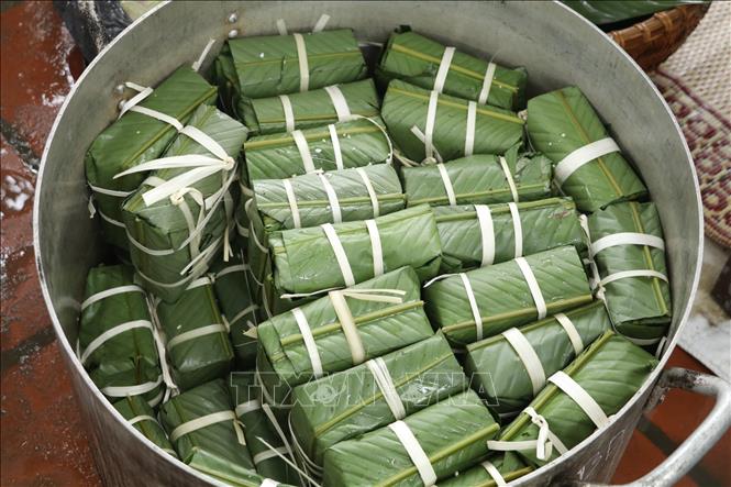 Bánh chưng sau khi gói sẽ được luộc để kịp tặng các gia đình có hoàn cảnh khó khăn. Ảnh: Đức Phương - TTXVN