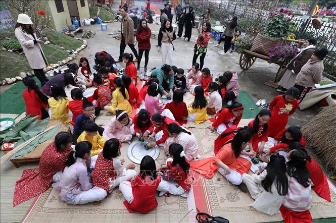Học sinh Trường Tiểu học Chi Lăng (TP Lạng Sơn) trải nghiệm hoạt động gói bánh chưng tại Bảo tàng tỉnh Lạng Sơn. Ảnh: Anh Tuấn – TTXVN