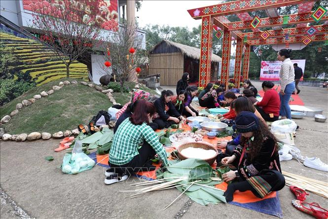 CLB Thiện nguyện từ trái tim Lạng Sơn tổ chức gói 300 chiếc bánh chưng để tặng các bệnh nhân có hoàn cảnh khó khăn. Ảnh: Anh Tuấn – TTXVN