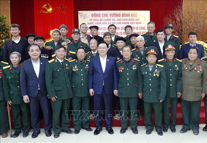 Chủ tịch Quốc hội Vương Đình Huệ với các đối tượng chính sách tỉnh Yên Bái. Ảnh: Nhan Sáng-TTXVN