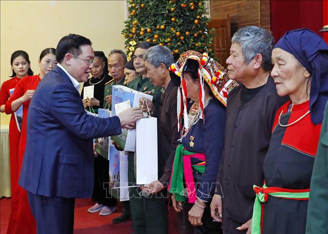 Chủ tịch Quốc hội Vương Đình Huệ tặng quà Tết các đối tượng chính sách tỉnh Yên Bái. Ảnh: Nhan Sáng-TTXVN