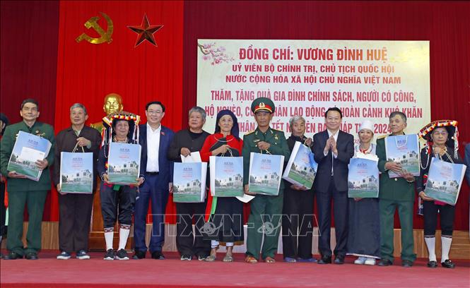 Chủ tịch Quốc hội Vương Đình Huệ tặng quà Tết các đối tượng chính sách tỉnh Yên Bái. Ảnh: Nhan Sáng-TTXVN