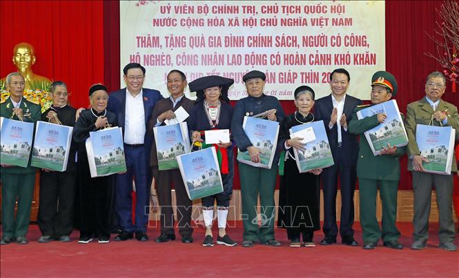 Chủ tịch Quốc hội Vương Đình Huệ tặng quà Tết các đối tượng chính sách tỉnh Yên Bái. Ảnh: Nhan Sáng-TTXVN