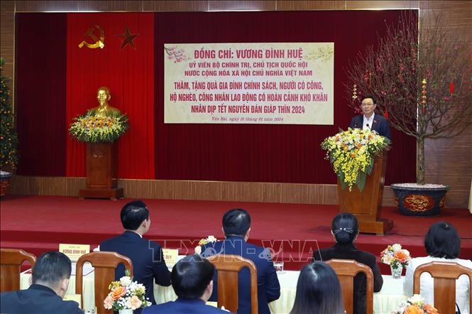 Chủ tịch Quốc hội Vương Đình Huệ chúc Tết Đảng bộ, chính quyền và nhân dân các dân tộc tỉnh Yên Bái. Ảnh: Nhan Sáng-TTXVN