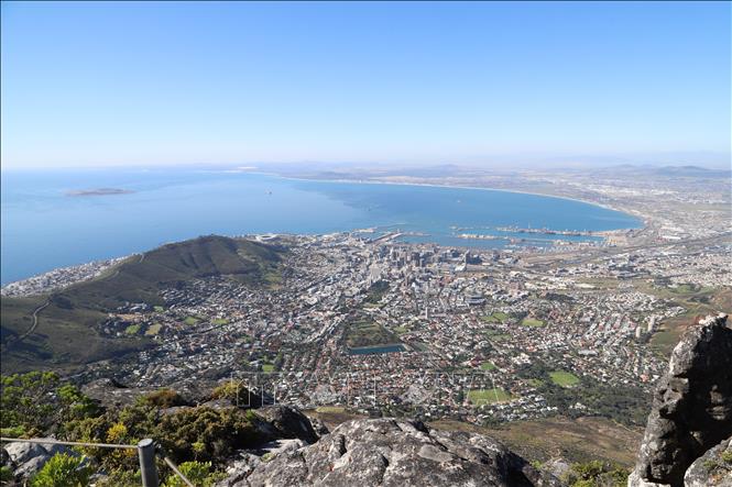 Một góc thành phố Cape Town nhìn từ Núi Bàn - biểu tượng của Cape Town. Ảnh: Hồng Minh - phóng viên TTXVN tại Pretoria, Nam Phi